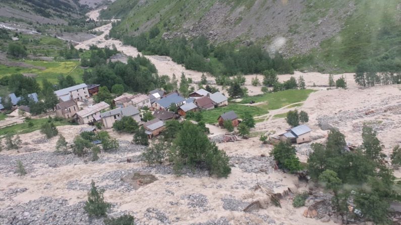 Des crues torrentielles ont ravagé le village de La Bérarde (Isère) le 21 juin. Les CRS montagne et la sécurité civile
 ont évacué une centaine de personnes. (compte X Police nationale)