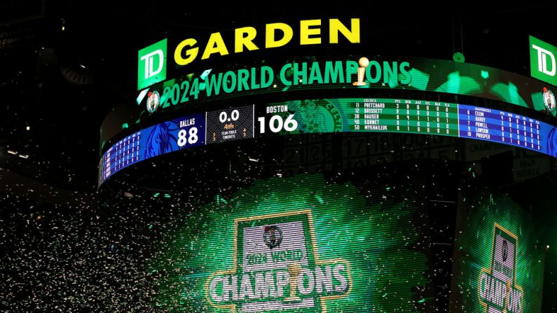 Les Boston Celtics ont facilement dominé les Dallas Mavericks lundi à domicile 106-88 pour remporter la finale NBA 4-1 et décrocher un 18e titre record. (Photo : Mike Lawrie/Getty Images)