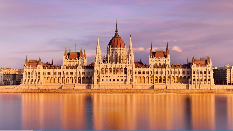 Le bâtiment du Parlement hongrois, au bord du Danube, est un monument emblématique de Budapest. (zorazhuang/Getty Images)