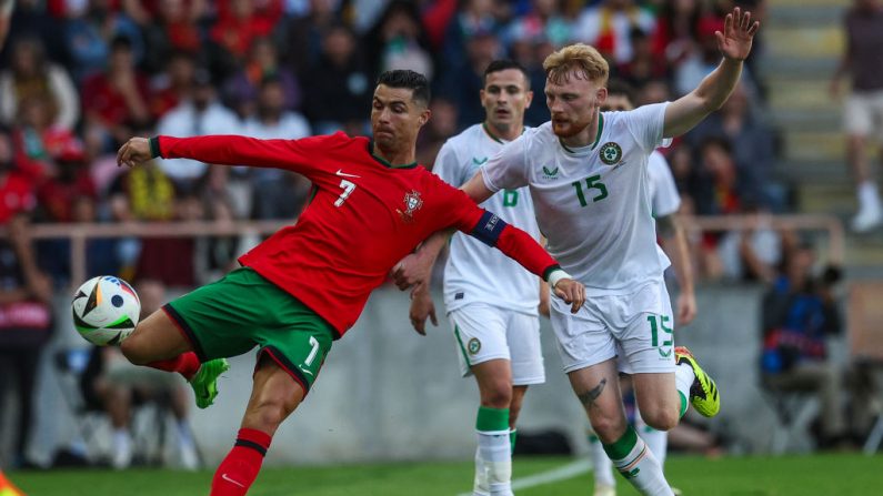 Le Portugal a conclu sa préparation pour l'Euro-2024 en battant l'Irlande (3-0) mardi à Aveiro avec un doublé de Cristiano Ronaldo, apparu très en forme après avoir manqué les précédents tests de la Seleçao. (Photo : Carlos Rodrigues/Getty Images)