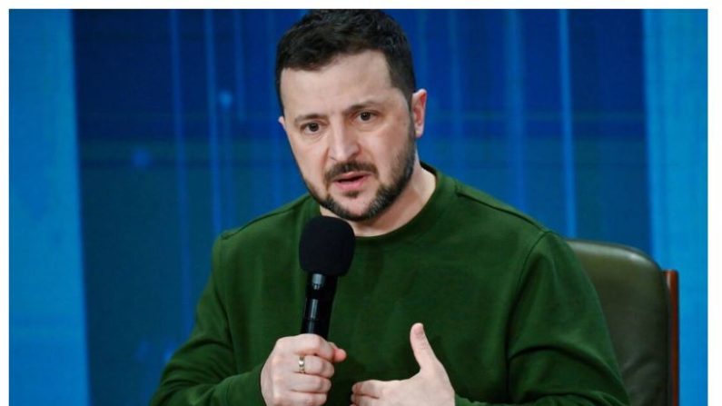 Volodymyr Zelensky participe à une conférence de presse à Kiev, en Ukraine, le 25 février 2024. (Sergei Supinsky/AFP via Getty Images)