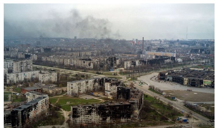 Vue sur la ville ukrainienne de Marioupol, le 12 avril 2022, au début de l'invasion de l'Ukraine par la Russie (Andrey Borodulin/AFP via Getty Images)