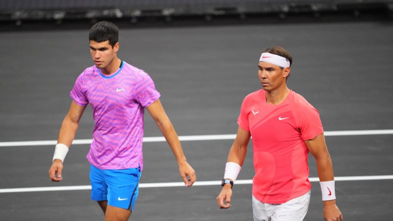 Carlos Alcaraz et Rafael Nadal seront associés en double lors du tournoi de tennis des Jeux de Paris, programmé du 27 juillet au 4 août sur la terre battue de Roland-Garros. (Photo : Chris Unger/Getty Images)