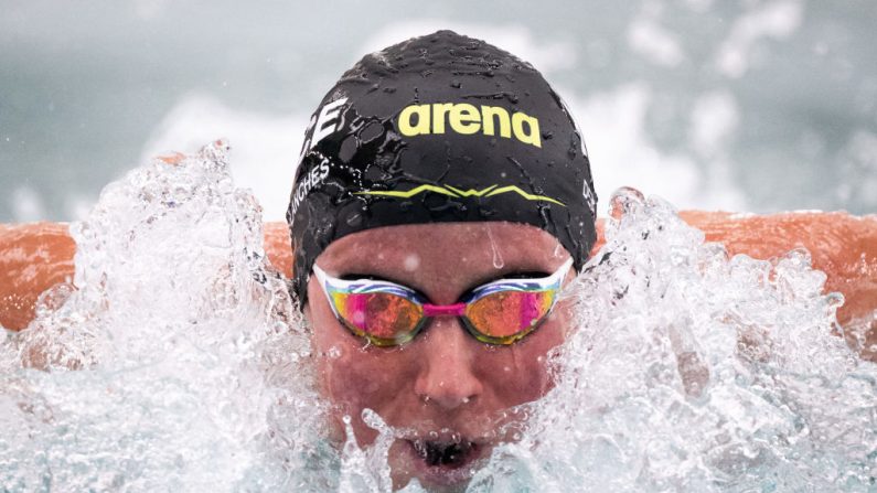 Charlotte Bonnet s'est qualifiée pour les quatrièmes JO de sa carrière, après sa victoire sur le 200 m quatre nages des Championnats de France vendredi à Chartres. (Photo : SEBASTIEN BOZON/AFP via Getty Images)