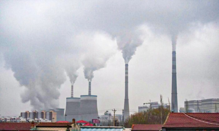 De la fumée s'échappe d'une centrale électrique alimentée au charbon près de Datong, en Chine, le 19 novembre 2015. (Greg Baker/AFP via Getty Images) 
