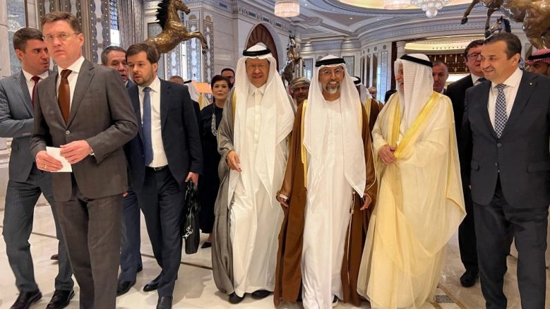 Le ministre russe de l'Énergie, Alexander Novak (à g.), et ses homologues d'Arabie saoudite, le prince Abdulaziz bin Salman (c. g.) et Suhail Al-Mazroui des Émirats arabes unis (c. dr.), sortent avec d'autres délégués à la fin de la réunion de l'OPEP à Riyad, le 2 juin 2024. (Haitham el-Tabel/AFP via Getty Images)