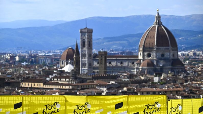 Premières reconnaissances, présentation des équipes: à deux jours du départ, les coureurs du Tour de France sont entrés dans le vif du sujet jeudi à Florence. (Photo : JASPER JACOBS/BELGA MAG/AFP via Getty Images)