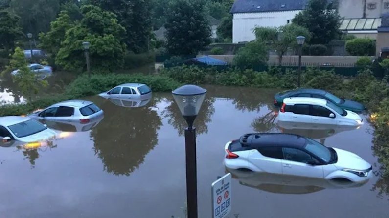 Des voitures immergées sur un parking de Craon en Mayenne - Photo de la mairie de Craon.