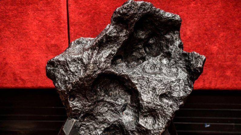 Une photo prise le 21 octobre 2019 à Paris montre une météorite Octaedrite Sidérite de 157 Kg et de 55 0000 ans exposée avant la vente aux enchères à l'hôtel des ventes de Drouot. (Crédit photo ALAIN JOCARD/AFP via Getty Images)