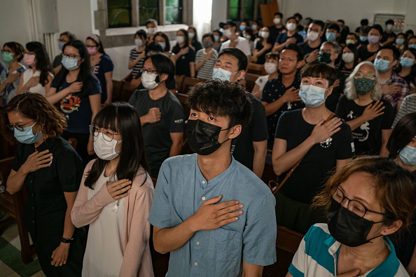 Cérémonie commémorative au cours de laquelle des sympathisants pro-démocratie chantent « Glory to Hong Kong » , le 28 juin 2020. (Photo Anthony Kwan/Getty Images)
