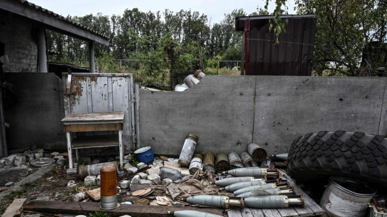 Cette photographie prise le 11 septembre 2022 montre des munitions abandonnées dans un village à la périphérie d'Izyum, dans la région de Kharkiv, dans l'est de l'Ukraine. (Photo JUAN BARRETO/AFP via Getty Images)