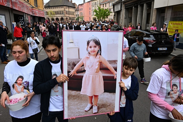 Une marche blanche en hommage à la petite Rose, cinq ans, à Rambervilliers, en avril 2023. (FREDERICK FLORIN/AFP via Getty Images)