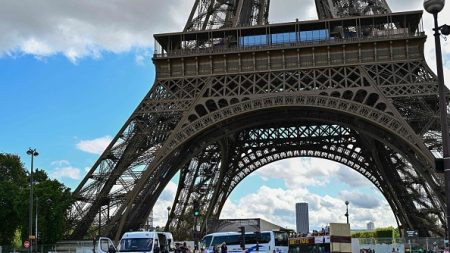 Cinq cercueils au pied de la Tour Eiffel : les suspects présentés à un juge d’instruction