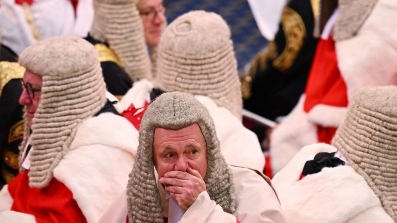 Les membres de la Chambre des Lords attendent le début de l'ouverture officielle du Parlement dans la salle de la Chambre des Lords, à Londres, le 7 novembre 2023. (Photo by Leon Neal / POOL / AFP) (Photo by LEON NEAL/POOL/AFP via Getty Images)