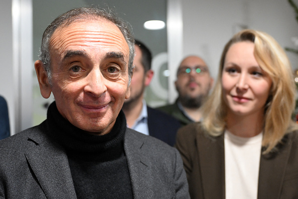 Le leader de " Reconquête " Éric Zemmour (à g.) et Marion Marechal participent à l'inauguration du siège de campagne du parti à Paris, le 11 décembre 2023. (BERTRAND GUAY/AFP via Getty Images)