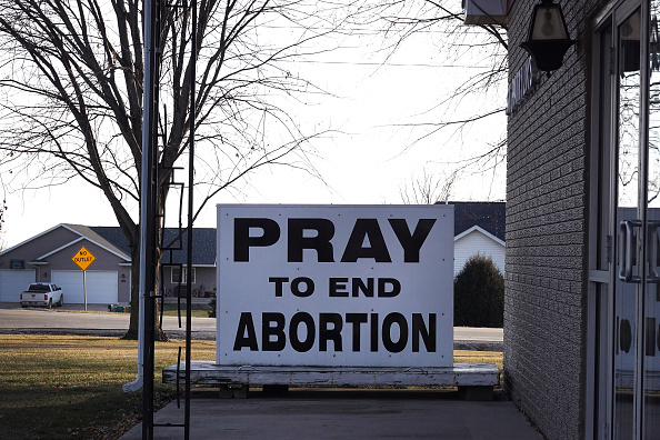 Une pancarte anti-avortement se trouve devant l'église catholique Saint-Patrick le 20 décembre 2023 à Winthrop, dans l'Iowa. (Scott Olson/Getty Images)