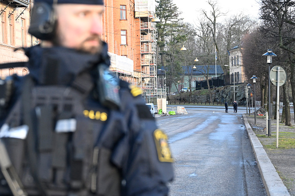 Des officiers de police à l'extérieur de l'ambassade d'Israël à Stockholm, le 31 janvier 2024. (HENRIK MONTGOMERY/TT News Agency/AFP via Getty Images)
