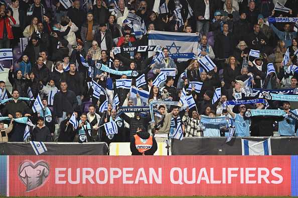 Des supporters israéliens lors du match de demi-finale des éliminatoires de l'Euro 2024 opposant Israël à l'Islande au stade Szusza Ferenc de Budapest, en Hongrie, le 21 mars 2024. (Photo ATTILA KISBENEDEK/AFP via Getty Images)
