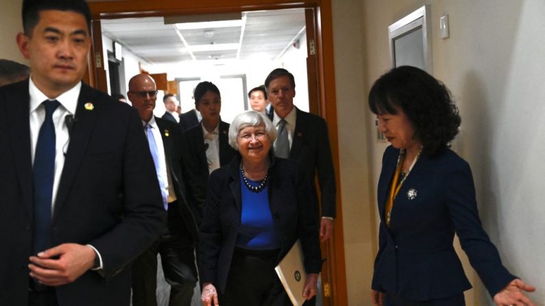 La secrétaire américaine au Trésor, Janet Yellen, arrive pour participer à une réunion avec des étudiants à l'école nationale de l'université de Pékin, à Pékin, le 7 avril 2024. (Photo PEDRO PARDO/AFP via Getty Images)