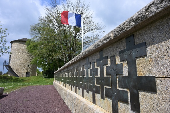 Le mémorial SAS (Special Air Service) du moulin Gree à Plumelec, le 7 mai 2024, pour les 77 parachutistes SAS des Forces françaises libres qui sont morts en Bretagne pendant la Seconde Guerre mondiale. (DAMIEN MEYER/AFP via Getty Images)