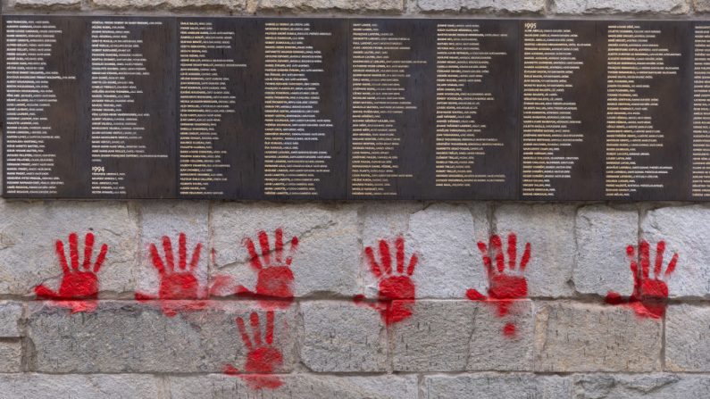 Des graffitis de "mains rouges" sur le "Mur des Justes" à l'extérieur du mémorial de la Shoah à Paris, le 14 mai 2024. (ANTONIN UTZ/AFP via Getty Images)