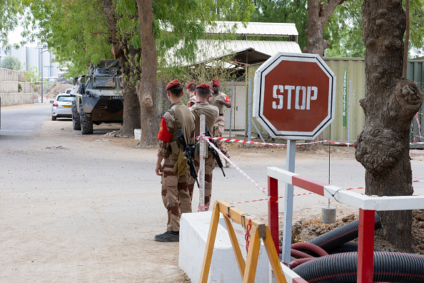 Des soldats français gardent l'entrée de la Base aérienne 172 Sergent-chef Adji Kossei, à N'Djamena le 14 mai 2024. (JORIS BOLOMEY/AFP via Getty Images)