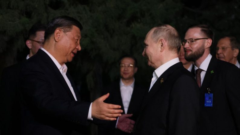 Le leader chinois Xi Jinping embrasse le learder russe Vladimir Poutine après leur entretien à Pékin, le 16 mai 2024. (Mikhail METZEL / POOL / AFP)