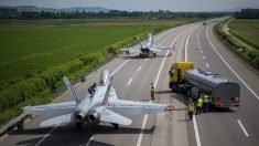 Suisse : quatre bombardiers ont atterri sur une autoroute dans le cadre d’un exercice