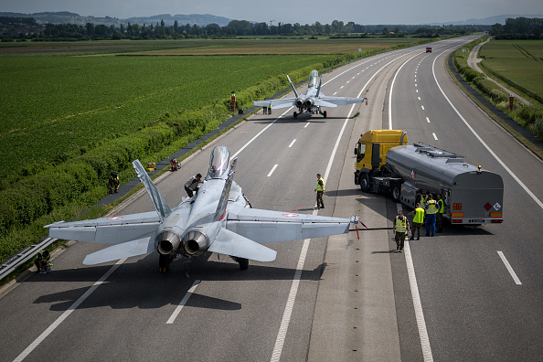 Des avions de combat F/A-18 sont ravitaillés en carburant lors d'essais des forces aériennes suisses pour des décollages et des atterrissages sur l'autoroute A1 entre Avenches et Payerne, dans l'ouest de la Suisse, le 5 juin 2024. (Photo FABRICE COFFRINI/AFP via Getty Images)