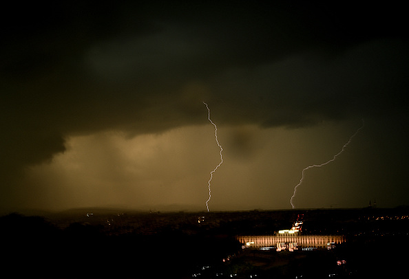 La foudre frappe près de la résidence impériale de Schoenbrunn où se déroulait la répétition du concert nocturne d'été de l'Orchestre philharmonique de Vienne, qui a dû être interrompue en raison d'un violent orage, à Vienne, le 6 juin 2024. (JOE KLAMAR/AFP via Getty Images)