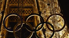 Les anneaux olympiques ont été accrochés à la Tour Eiffel pendant la nuit