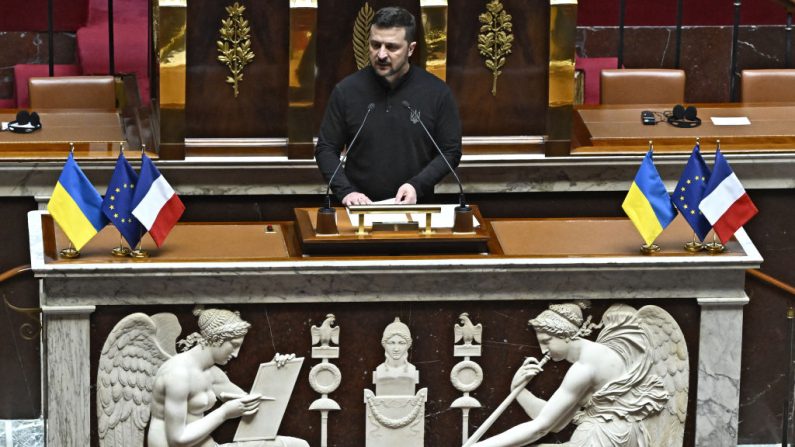 « L'Europe n'est plus un continent de paix », a déclaré le président ukrainien à la tribune de l'Assemblée nationale à Paris le 7 juin 2024. (JULIEN DE ROSA/AFP via Getty Images)