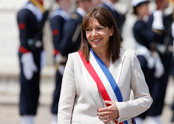 La maire de Paris Anne Hidalgo assiste à une cérémonie à l'Arc de Triomphe, à Paris, le 8 juin 2024. (LUDOVIC MARIN/POOL/AFP via Getty Images)