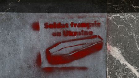Des cercueils tagués sur les façades du Figaro et de l’AFP, deux Moldaves interpellés