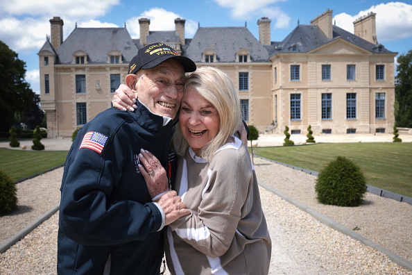 Harold Terens, vétéran américain de la Seconde Guerre mondiale âgé de 100 ans, et sa fiancée Jeanne Swerlin, âgée de 96 ans, devant leur logement, le château de Villers-Bocage, le 5 juin 2024 à Villers-Bocage. (Win McNamee/Getty Images)