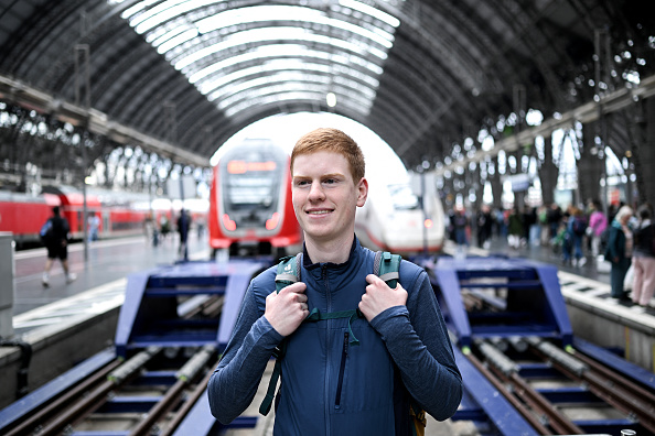 Lasse Stolley, qui vit dans les trains allemands depuis août 2022, pose pour une photo à la gare centrale de Francfort-sur-le-Main, dans l'ouest de l'Allemagne. (KIRILL KUDRYAVTSEV/AFP via Getty Images)