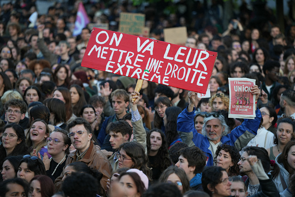 Une manifestation anti-RN à la place de la République à Paris, le 11 juin 2024. (ZAKARIA ABDELKAFI/AFP via Getty Images)