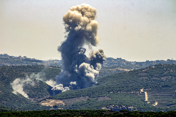 Une frappe aérienne israélienne à Zibqin, dans le sud du Liban, le 12 juin 2024. (Photo KAWNAT HAJU/AFP via Getty Images)