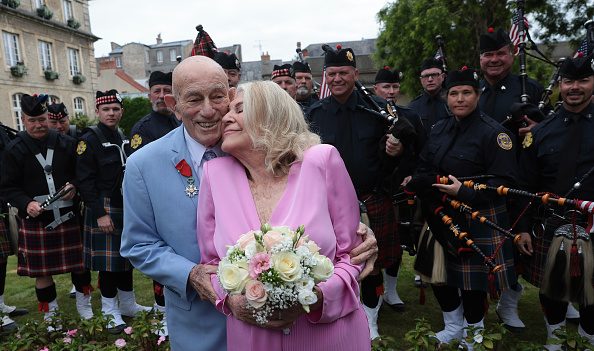 Harold, vétéran américain de 100 ans, et sa fiancée Jeanne se sont dit « oui » à Carentan