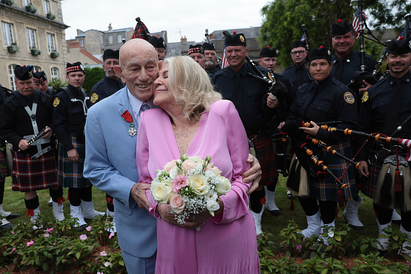 Harold Terens, 100 ans, a épousé sa fiancée de 96 ans, Jeanne Swerlin, à la mairie de Carentan-les-Marais dans la Manche ce samedi 8 juin, près des plages où le Débarquement a eu lieu le 6 juin 1944.    (Photo by Win McNamee/Getty Images)