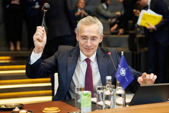 Le secrétaire général de l'OTAN, Jens Stoltenberg, utilise un marteau pour annoncer le début de la réunion du conseil Nato-Ukraine à Bruxelles, le 13 juin 2024. (SIMON WOHLFAHRT/AFP via Getty Images)