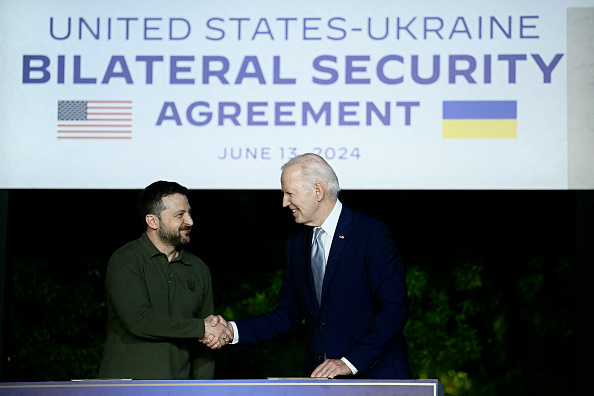 Le président ukrainien Volodymyr Zelensky (à g.) et le président américain Joe Biden signent un accord de sécurité bilatéral lors d'une conférence de presse à la Masseria San Domenico, le 13 juin 2024 à Savelletri. (FILIPPO MONTEFORTE/AFP via Getty Images)
