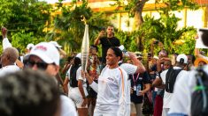 La flamme olympique arrive en Guadeloupe après sa traversée de l’Atlantique en trimaran