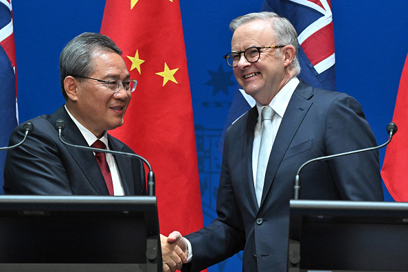 Le premier ministre chinois Li Qiang et le premier ministre australien Anthony Albanese (à dr.) au Parlement à Canberra, le 17 juin 2024. (MICK TSIKAS/POOL/AFP via Getty Images)