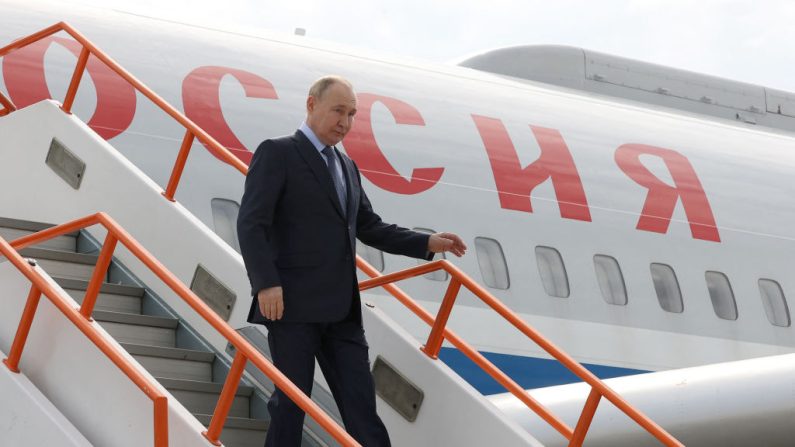 Le président russe Vladimir Poutine débarque d'un avion à son arrivée à Yakutsk, le 18 juin 2024. (SERGEI KARPUKHIN/POOL/AFP via Getty Images)