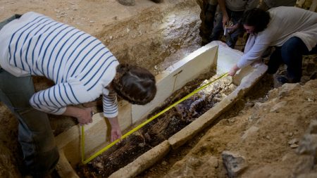 Eure-et-Loir : un sarcophage, scellé depuis plus de 15 siècles, ouvert par des archéologues dans une église