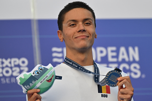 David Popovici médaillé d'or au 100 m nage libre des Championnats d'Europe de natation à Belgrade, le 19 juin 2024. (Photo ANDREJ ISAKOVIC/AFP via Getty Images)