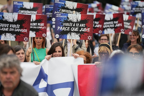 Une manifestation pour dénoncer l'antisémitisme, à Paris le 20 juin 2024, après le viol collectif antisémite présumé d'une jeune fille de 12 ans à Courbevoie. (ZAKARIA ABDELKAFI/AFP via Getty Images)