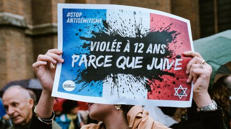 « Violée à 12 ans parce que juive » : un rassemblement à Courbevoie en soutien de la jeune fille et de sa famille