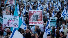 Israël : des dizaines de milliers de personnes manifestent contre le gouvernement Netanyahu à Tel-Aviv